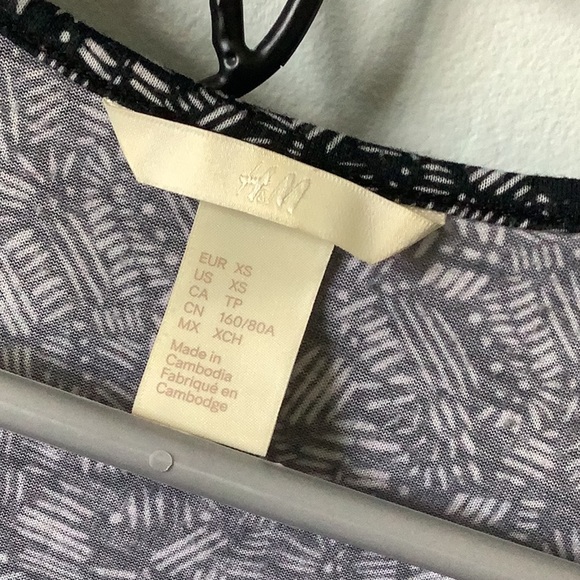 H&M T-Shirt - Picture 2 of 2
